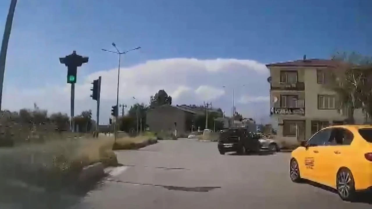 Hafif ticari araç ile otomobilin çarpıştığı kazada ortalık savaş alanına döndü! 7 yaralı