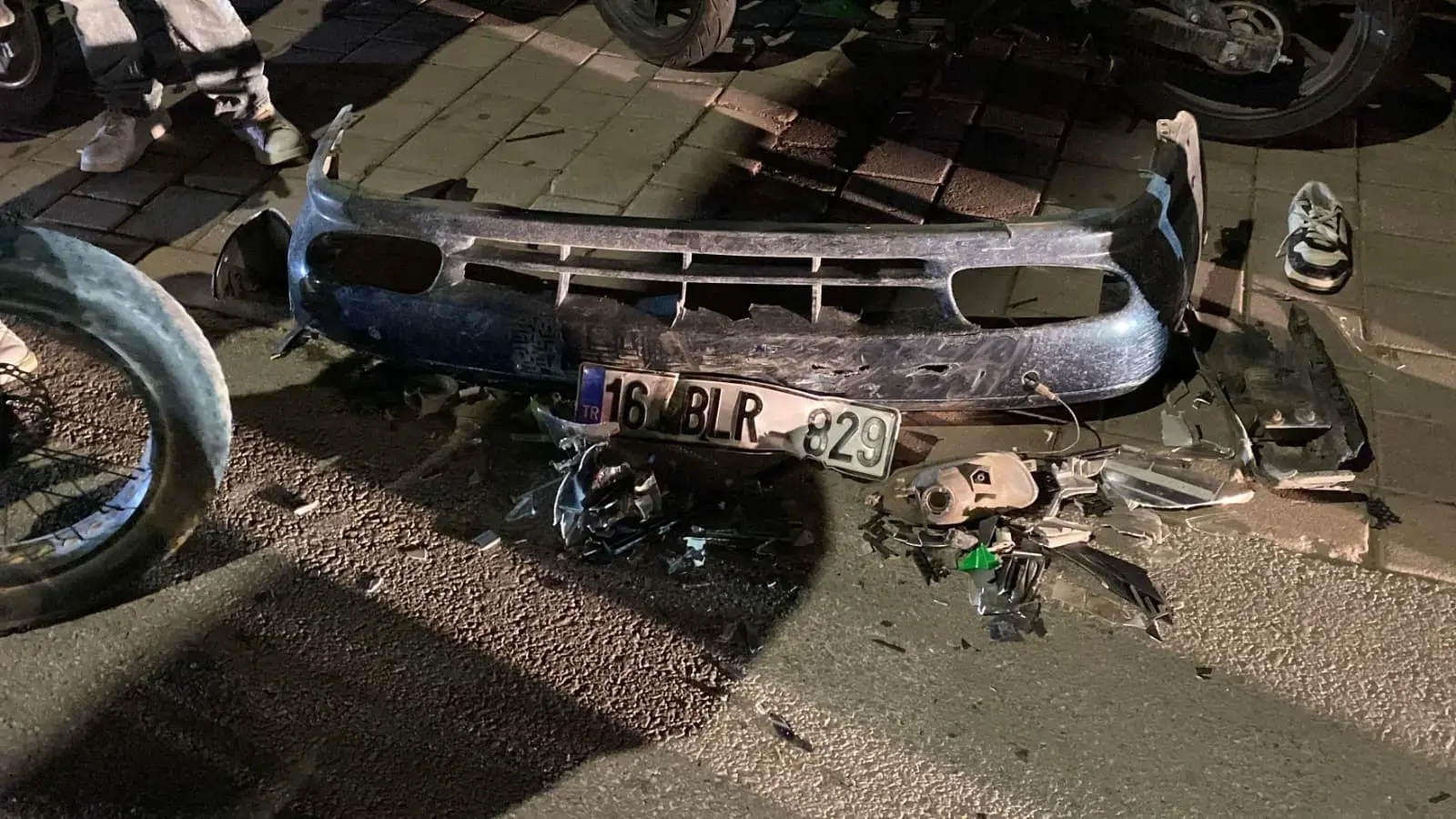 Kaza sonrası kaçan alkollü sürücü, otomobilinin düşen plakasından yakalandı