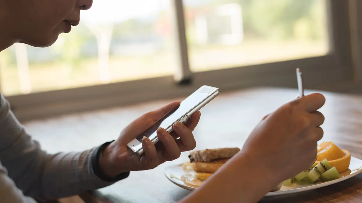 Herkes bu alışkanlığı yapıyor ama Yemek yerken telefona sakın bakmayın!