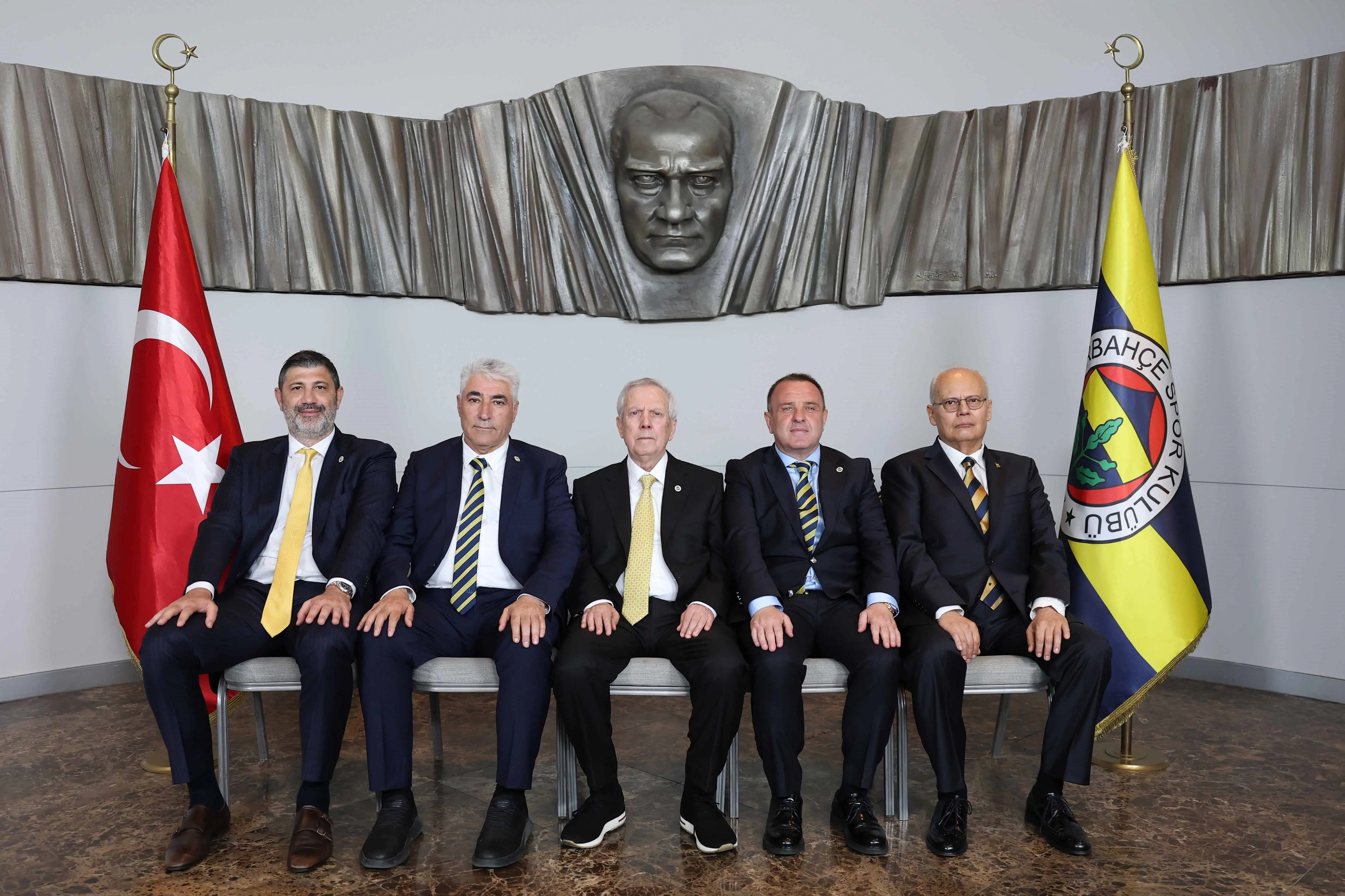 Fenerbahçe'de yeni yönetimin görevleri açıklandı