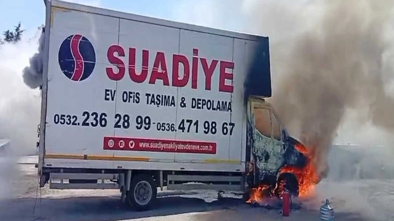 Park halindeki kamyonet hurdaya döndü: Alevler içinde yandı