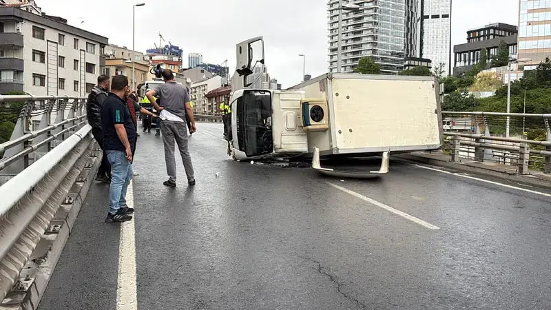 Şişli Bomonti Tünel çıkışında kamyonet devrildi; yol trafiğe kapandı