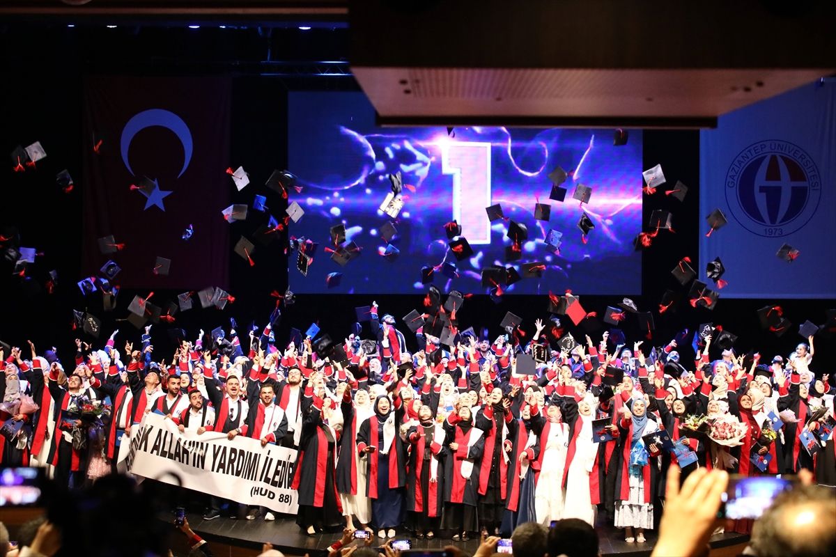 GAÜN İlahiyat Fakültesi'nde mezuniyet töreni