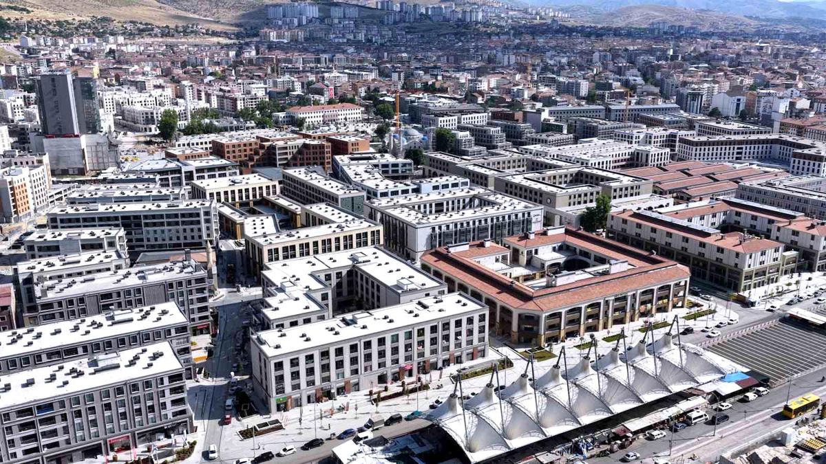 Bakan Kurum: "Malatya'nın kalbi bakırcılar çarşımızda esnafımız kepenklerini açıyor"