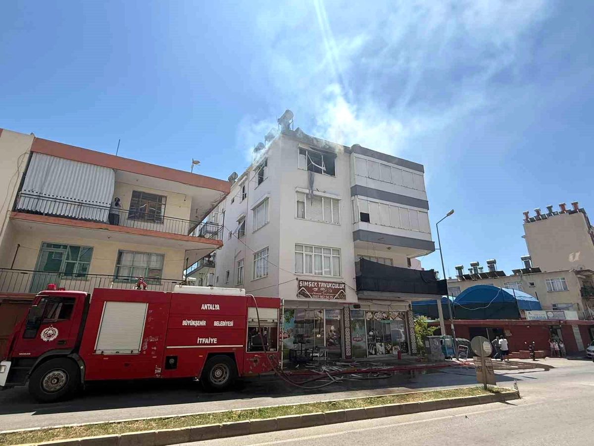 Antalya'da yangında ev sahibi ve bir itfaiye eri dumandan etkilendi