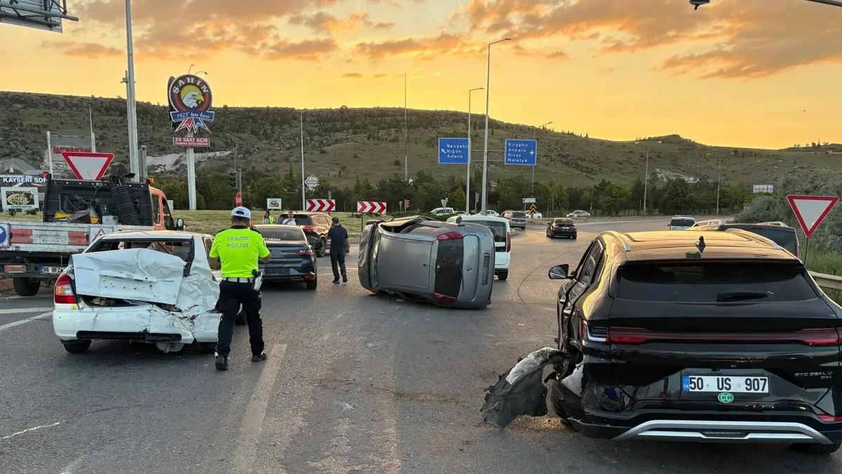 Kayseri'de zincirleme kaza: 4 araç birbirine girdi