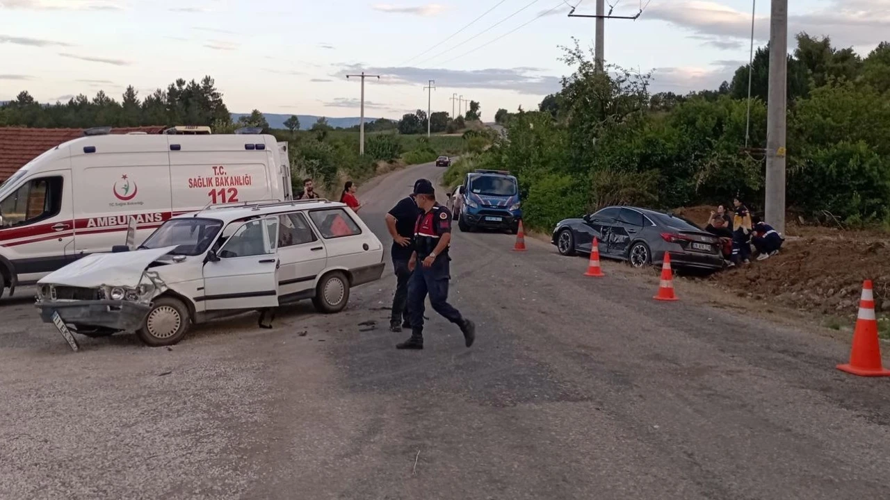 İki otomobilin çarpıştığı kazada 10 kişi yaralandı