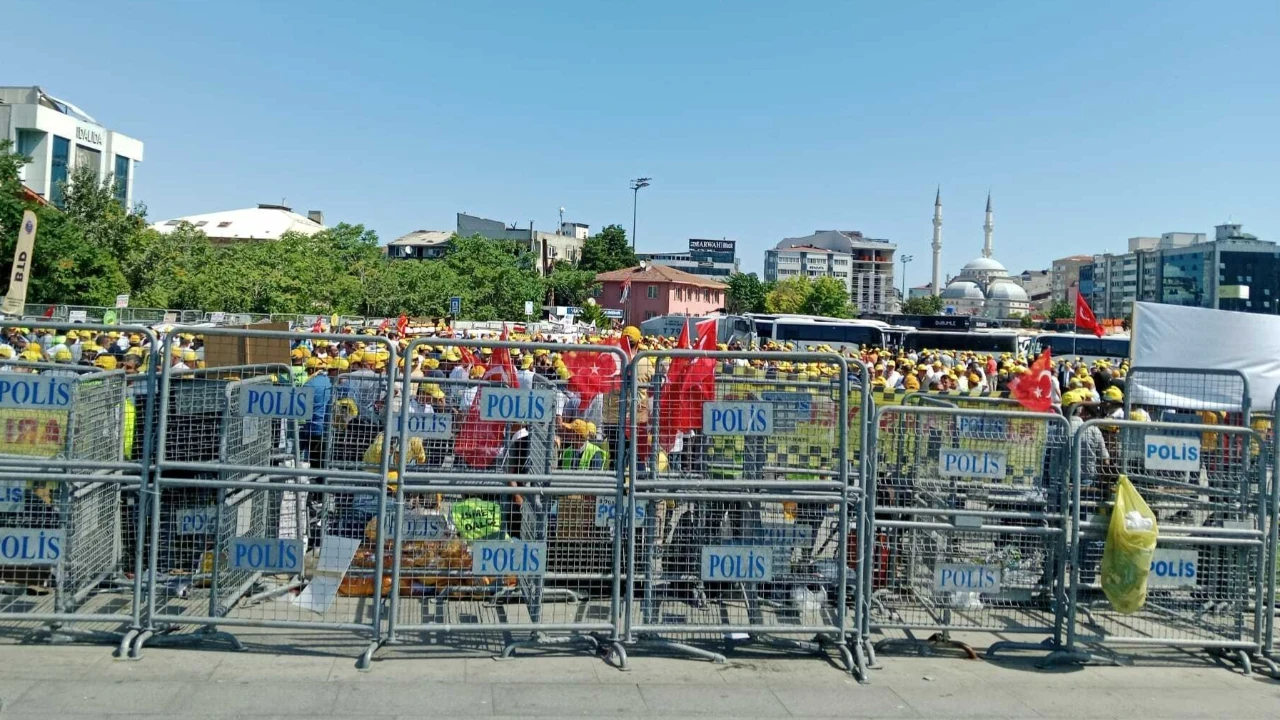 Taksiciler Çağlayan'da karşı karşıya: Adliye önünde TOMA'lı önlem