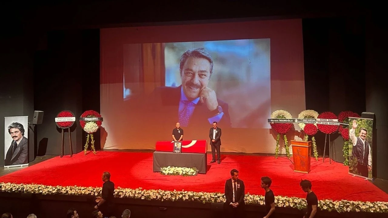 Kadir İnanır için Harbiye Muhsin Ertuğrul Sahnesi’nde tören düzenlendi