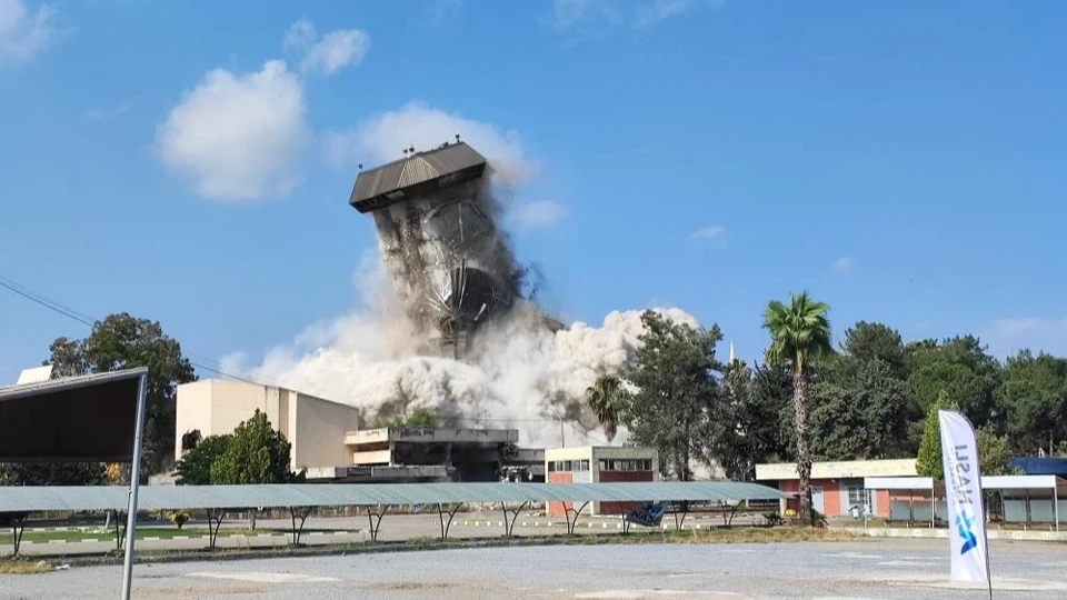 Adana deprem hasarlı bina yıkımı: Çukobirlik binası dinamitle patlatıldı