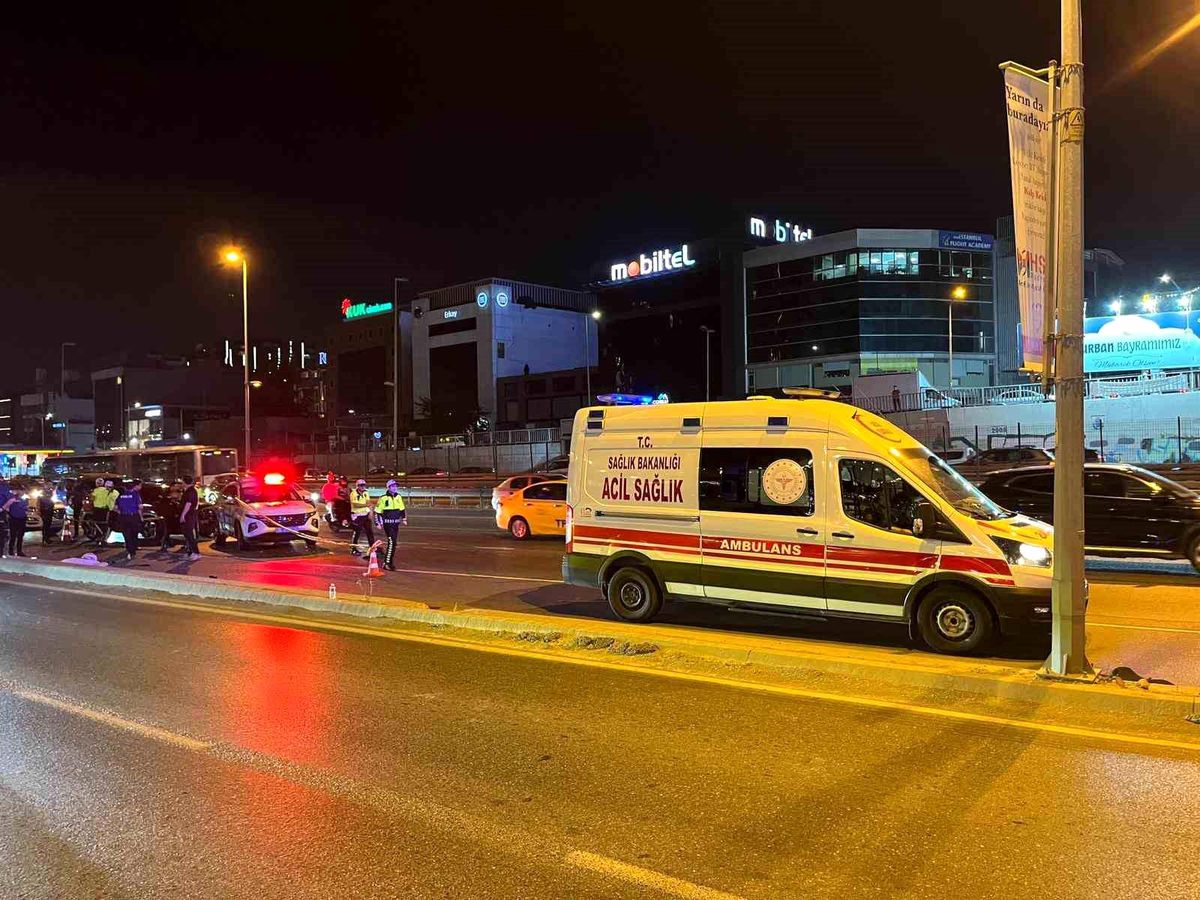 Bakırköy E5'te kontrolden çıkan motosiklet direğe çarptı: : 2 ölü