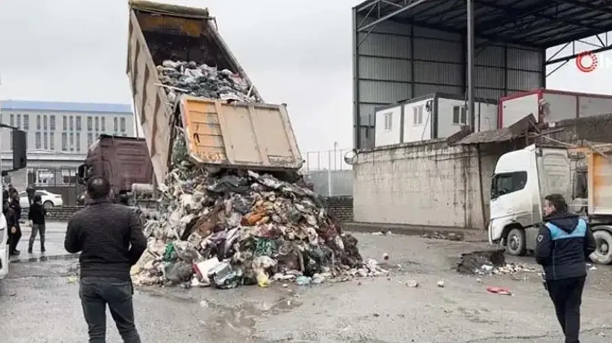 Esenyurt'ta ilginç olay! Kendi eliyle çöpe attığı para belediye ekipleri tarafından bulundu