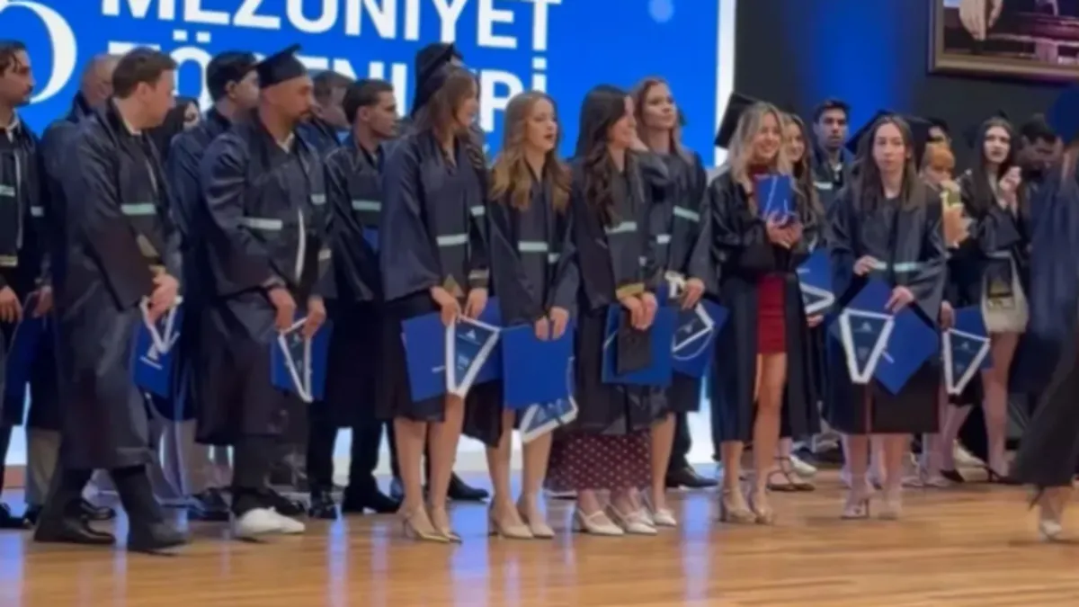 Yeditepe Üniversitesi mezuniyet töreninde ayet hazımsızlığı! Pankartın önüne geçip…