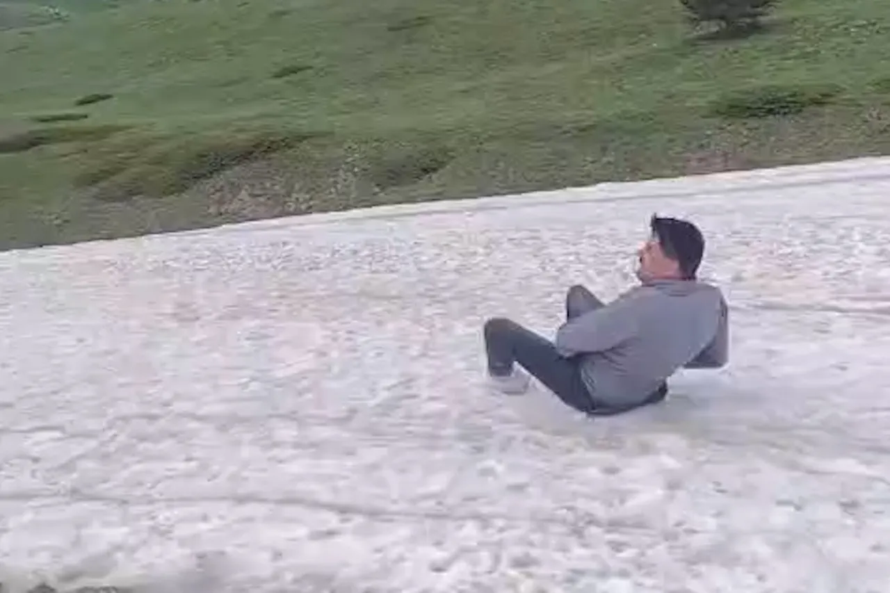 Bolu'da haziran ayında kar sürprizi! Köroğlu Dağları'nda poşetle kaydılar