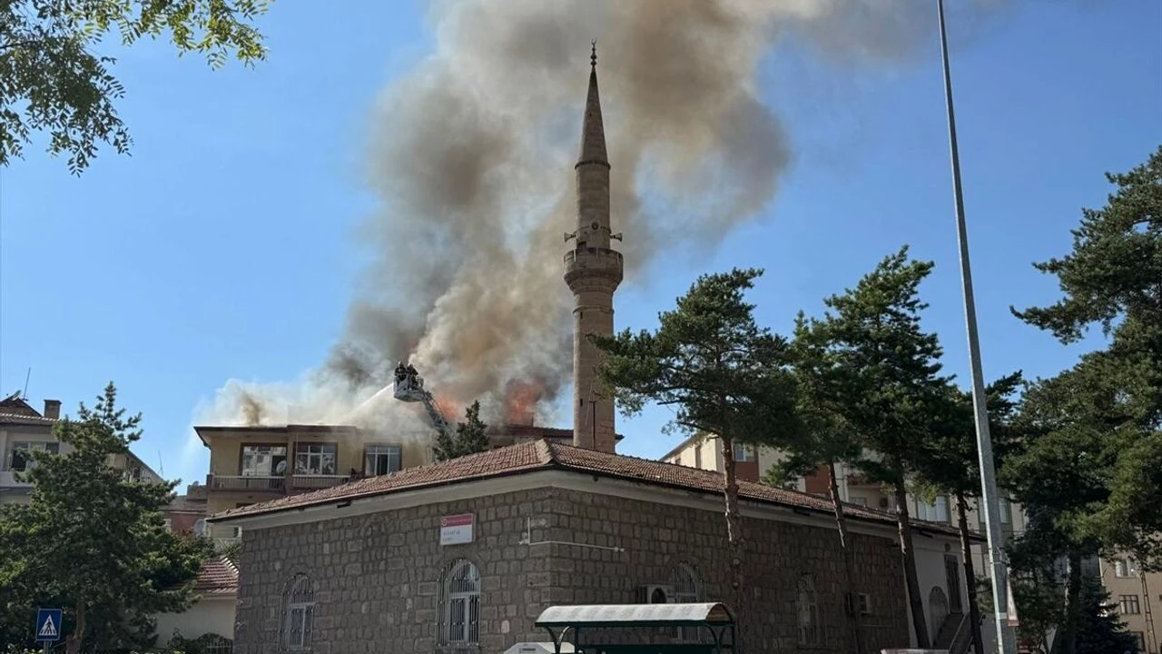 Kayseri'de apartmanın çatısında çıkan yangın hasara neden oldu