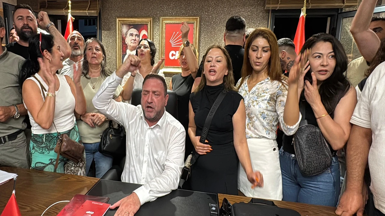 CHP İzmir İl Başkanlığı'na atanan Utku Gümrükçü görevine başladı! "Bizi tartakladı, küfür etti"