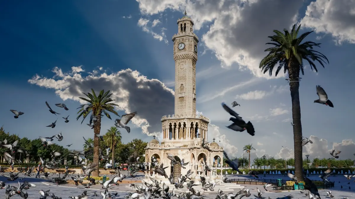 Her gün önünden binlerce kişi geçiyor! İzmir Saat Kulesi'nin bilinmeyen hikâyesi