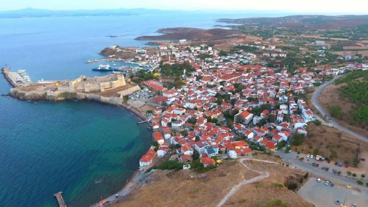 Bozcaada'ya 19-32 kişilik araçların geçişi yasaklandı