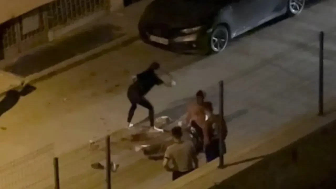 Sokak ortasında şoke eden kavga! 2 kadın, genç adamı evire çevire dövdü: Kaçmaya çalınca paçasına yapıştı