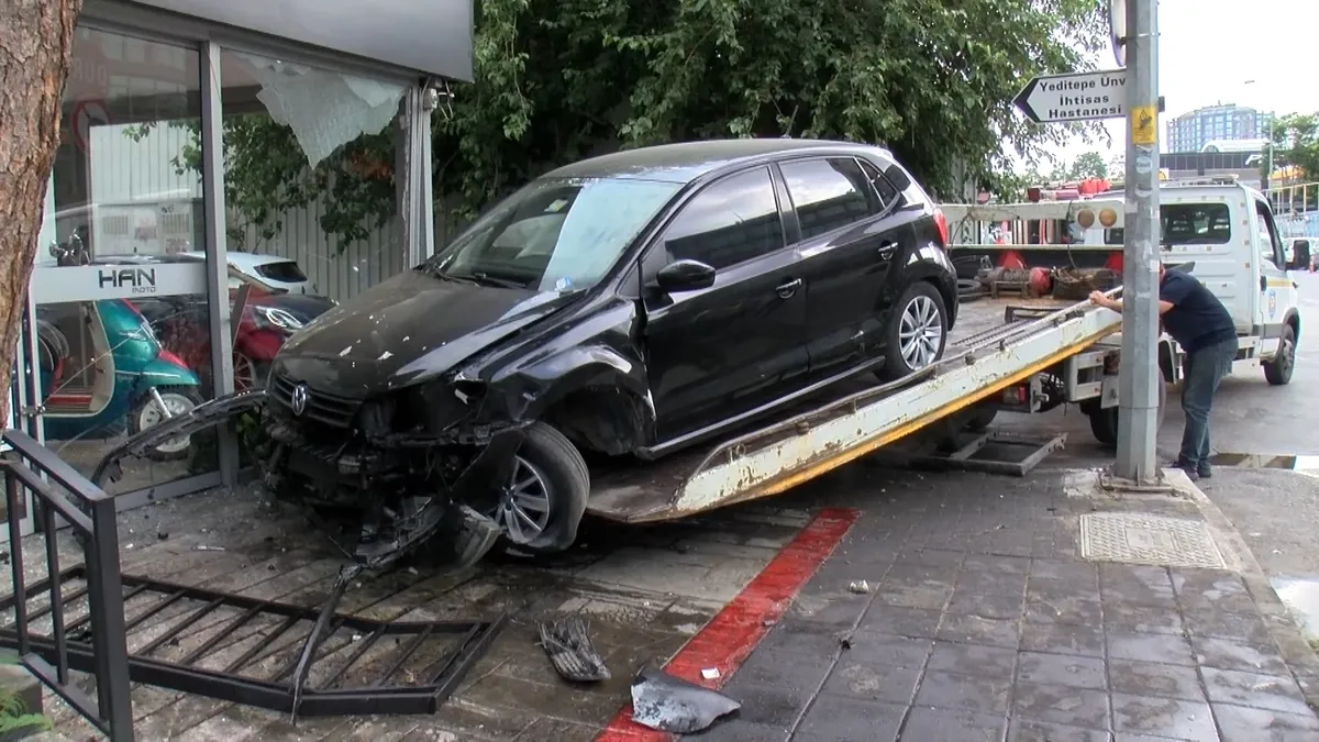 SON DAKİKA… İstanbul Kadıköy'de akılalmaz kaza! Direksiyon hakimiyetini kaybedip dükkana daldı