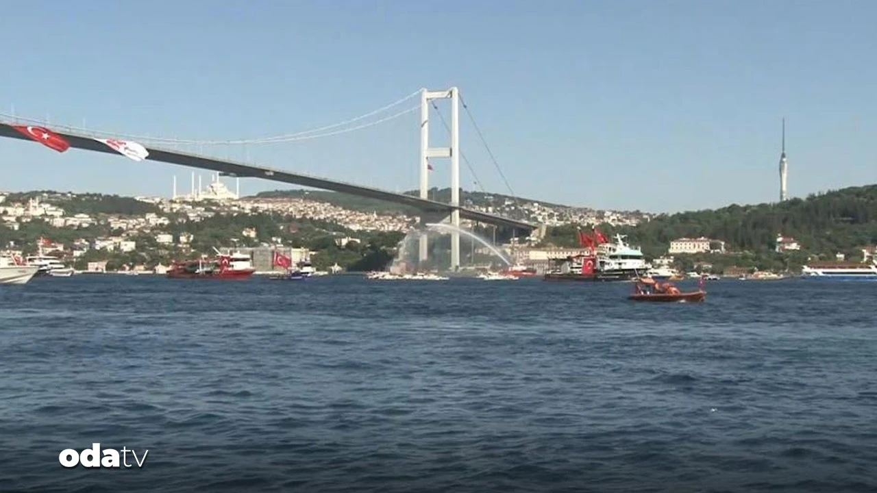 İstanbul Boğazı'nda 253 teknelik 15 Temmuz korteji