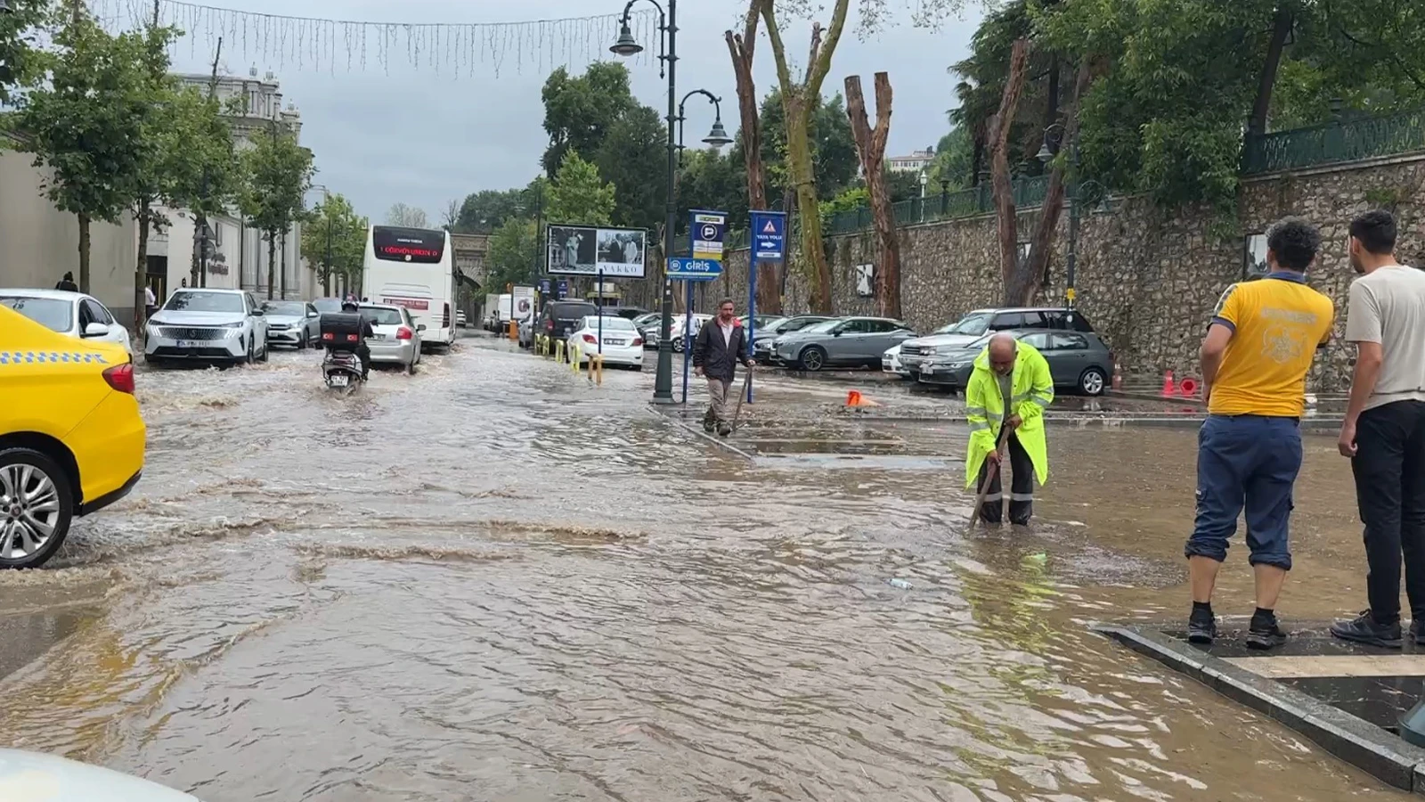İstanbul'da şiddetli sağanak! Çırağan Caddesi göle döndü