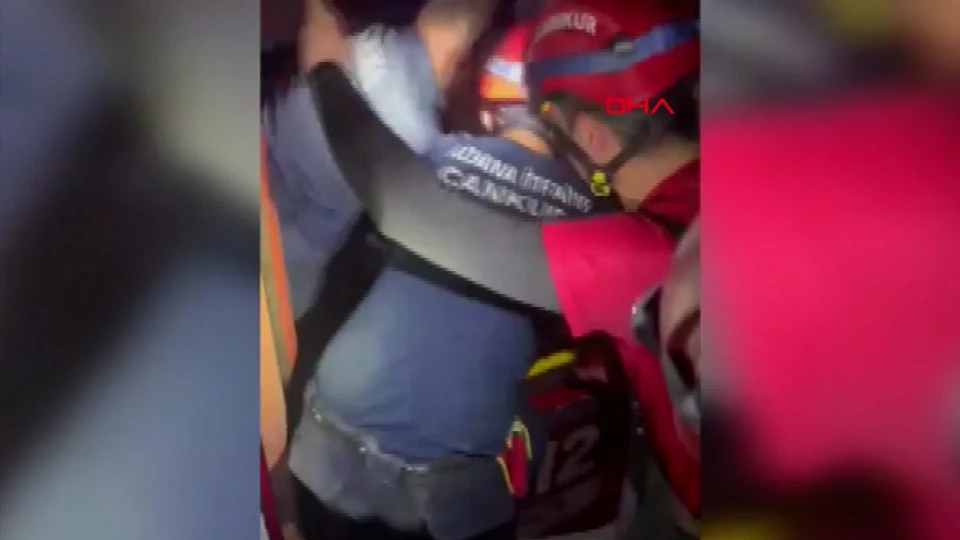 Adana'da Engelli Asansörü Arızası: Mahsur Kalan Genç Kurtarıldı