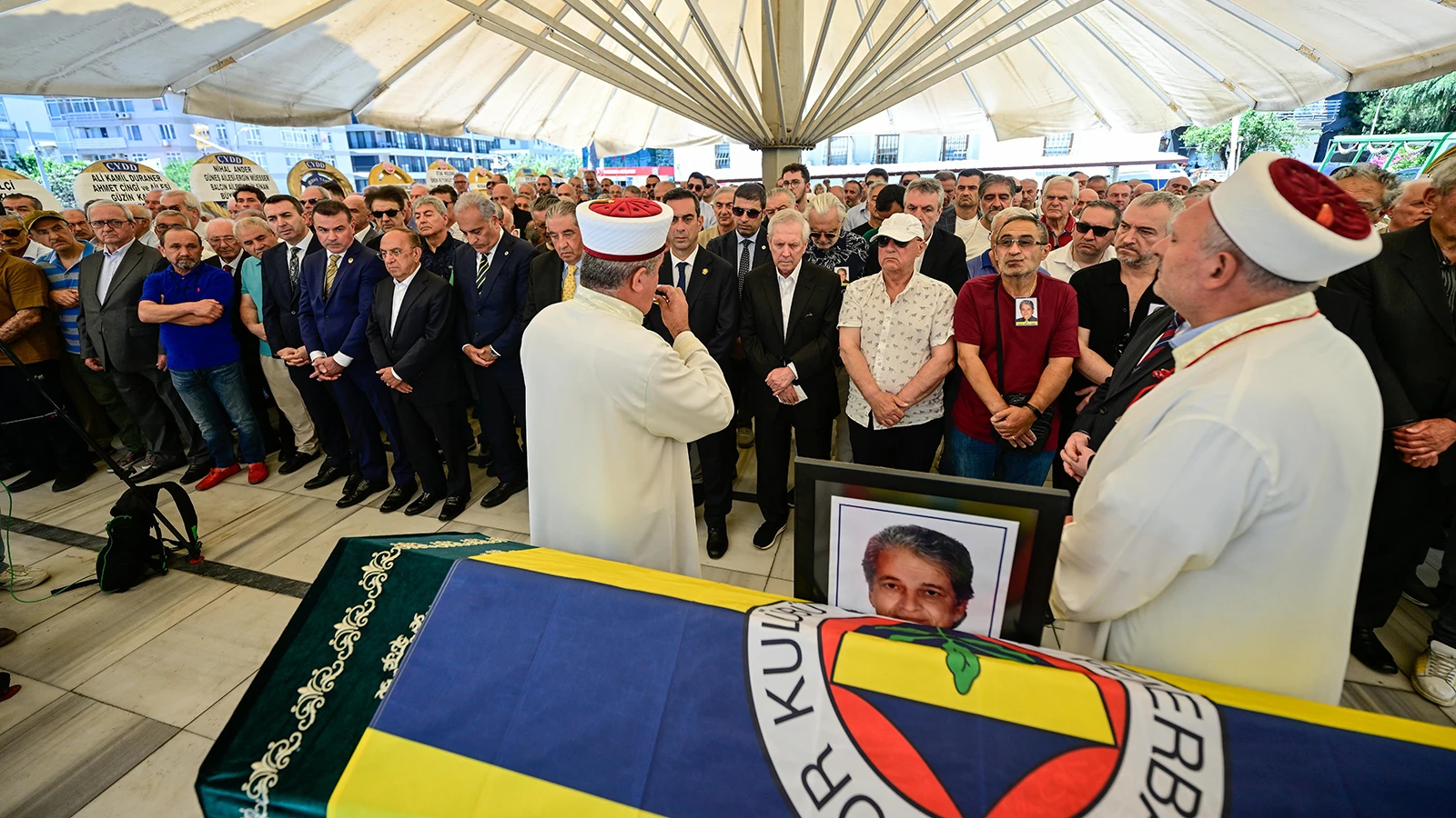 Fenerbahçe'nin vefat eden eski yöneticisi Derviş Özbek, son yolculuğuna uğurlandı