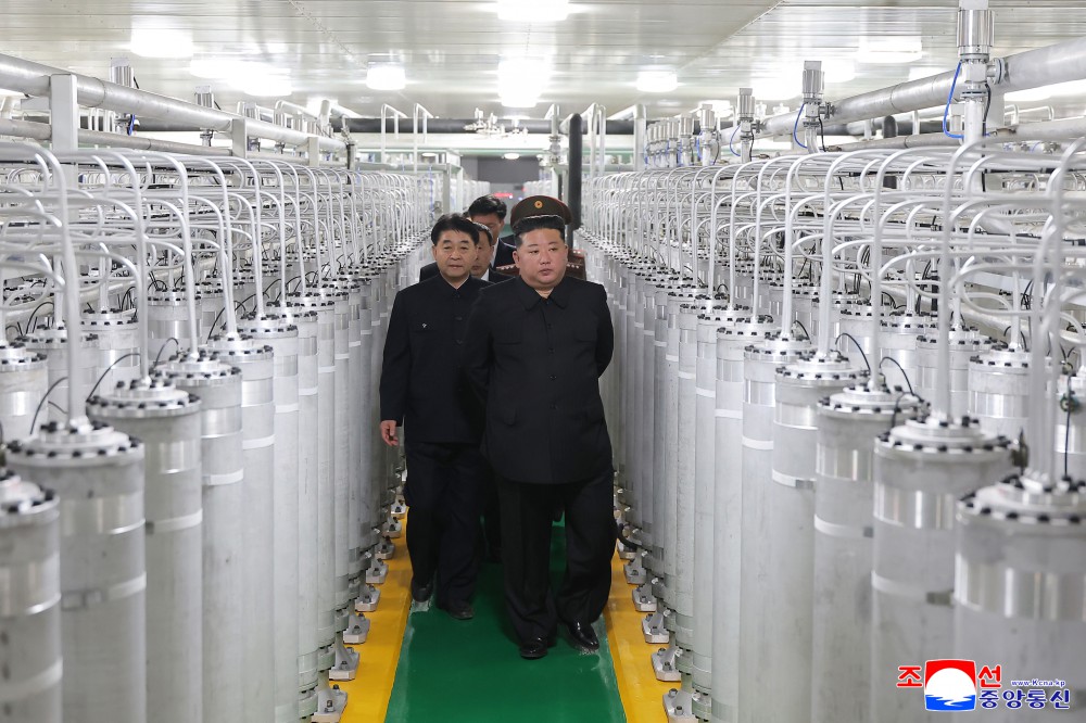 Dünyaya meydan okuyor. Kim Jong Un yeni nükleer tesisi gezdi