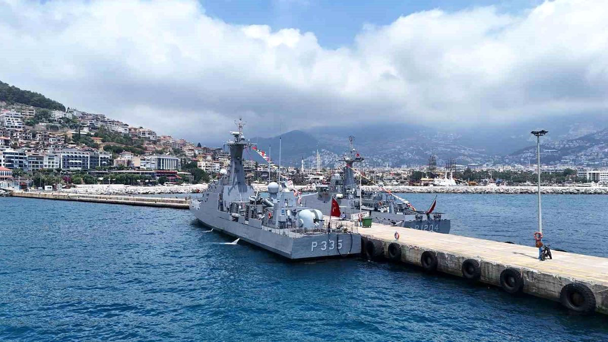 Alanya Limanı'nda savaş gemilerine yoğun ilgi