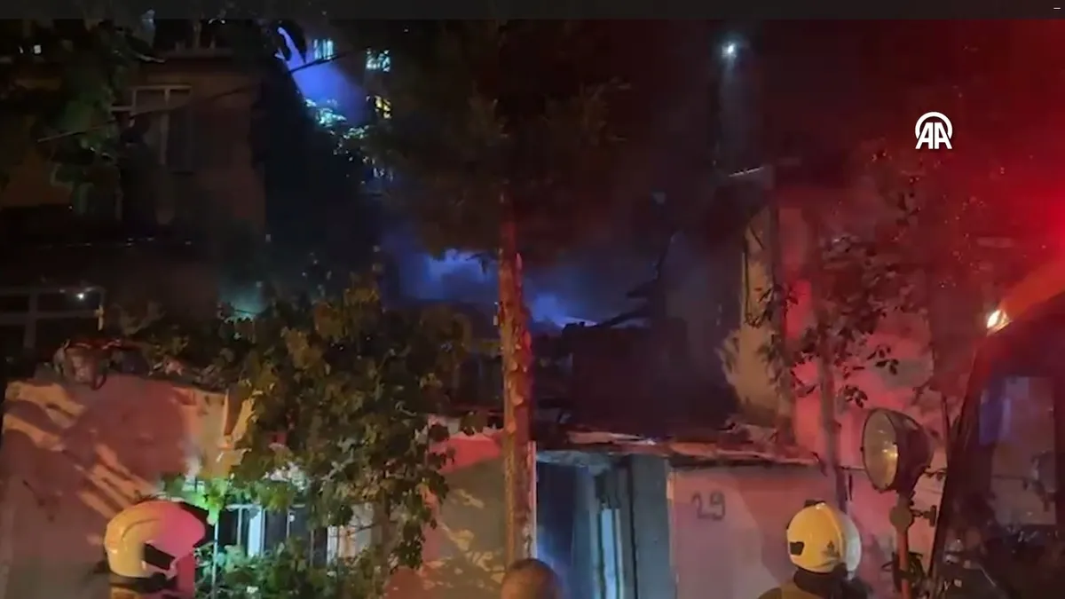 Gaziosmanpaşa'da gecekondu yangını! Alevler elektrik hattını patlattı