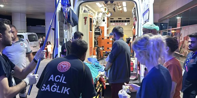 Çocuk parkında boşandığı kadını katletti, 4 yaşındaki kızını yaraladı