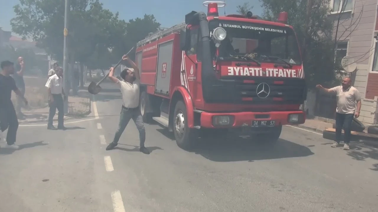 Silivri'de yangın ihbarına giden itfaiye ekibine kürek fırlattı