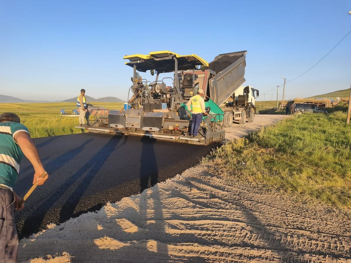 Kars’ta köy yollarında ulaşım hamlesi! bsk ve beton yol çalışmaları aralıksız sürüyor