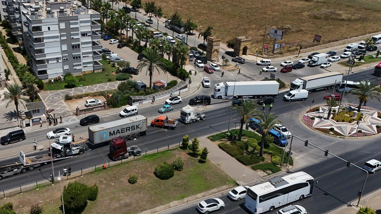 Trafik saniyeler içinde kilitlendi: İki TIR birbirine girdi: Antalya yolu felç oldu