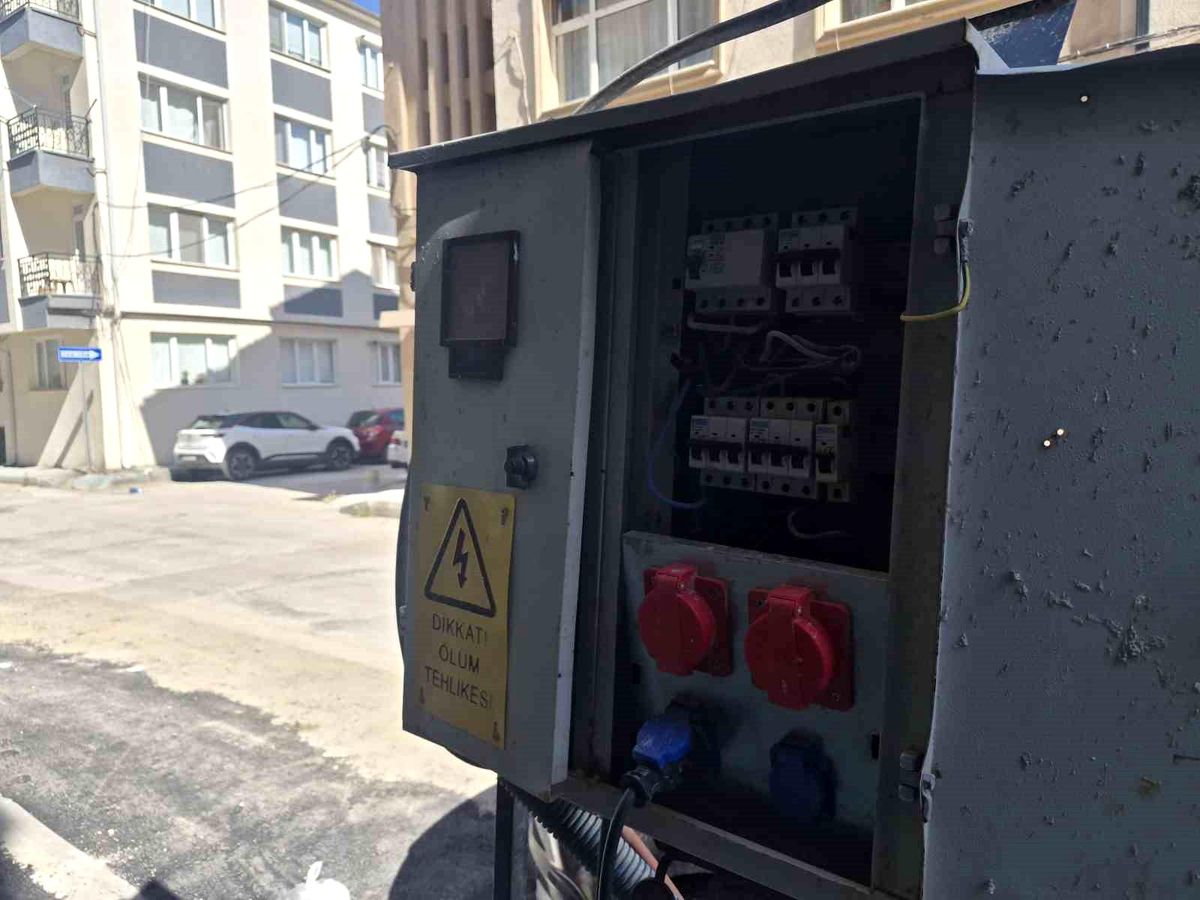 Eskişehir'de kapağı açık bırakılan elektrik panosu korkutuyor
