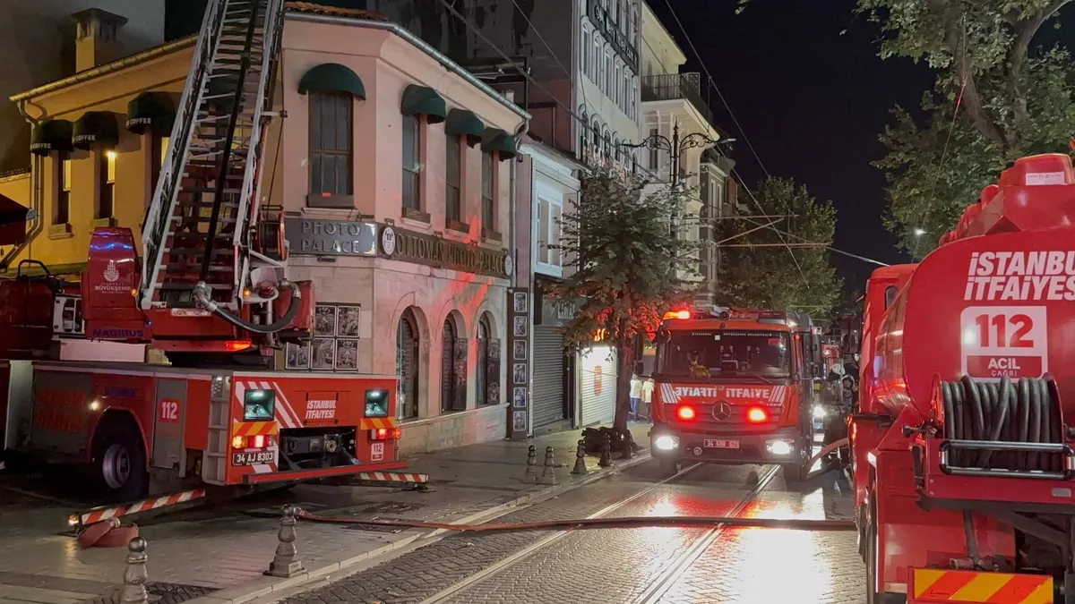 Fatih'te 4 katlı binanın çatısında yangın!