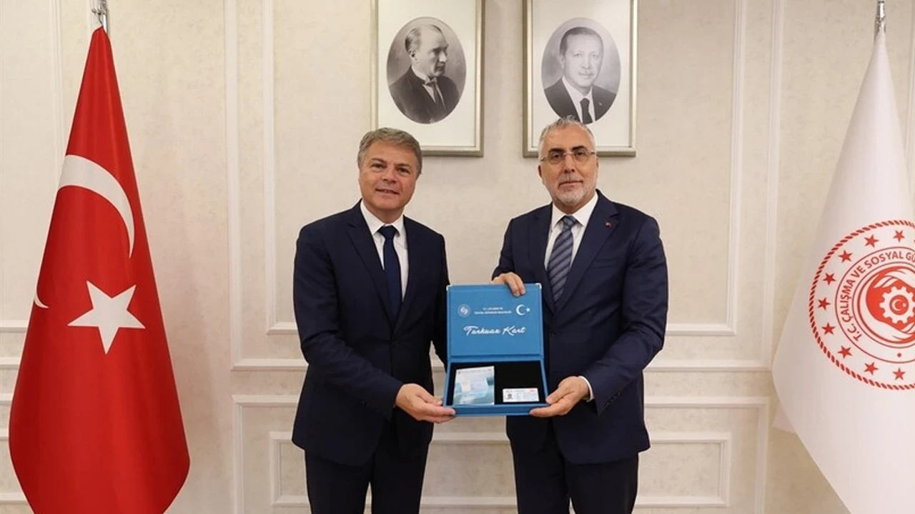 Vedat Işıkhan, Renault CEO'suna Turkuaz Kart verdi