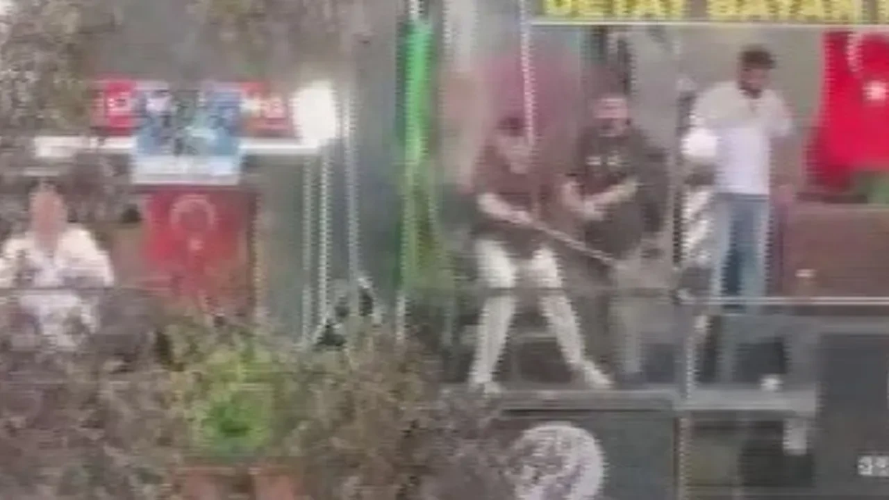 Berberi savaş alanına çevirdiler! Sopalı kavga kamerada