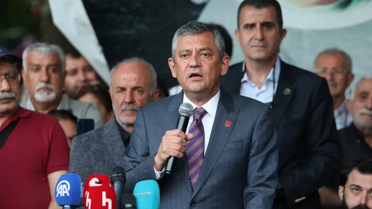 'Hain Kemal' sloganları atılmıştı: Özel'in de olduğu cemevindeki programa katılan CHP'lilerin parti üyelikleri askıya alındı