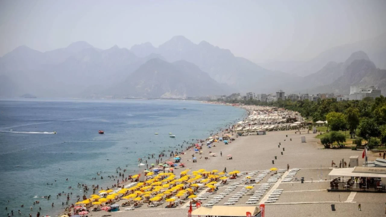 Antalya'da termometreler 44 dereceyi gösterdi