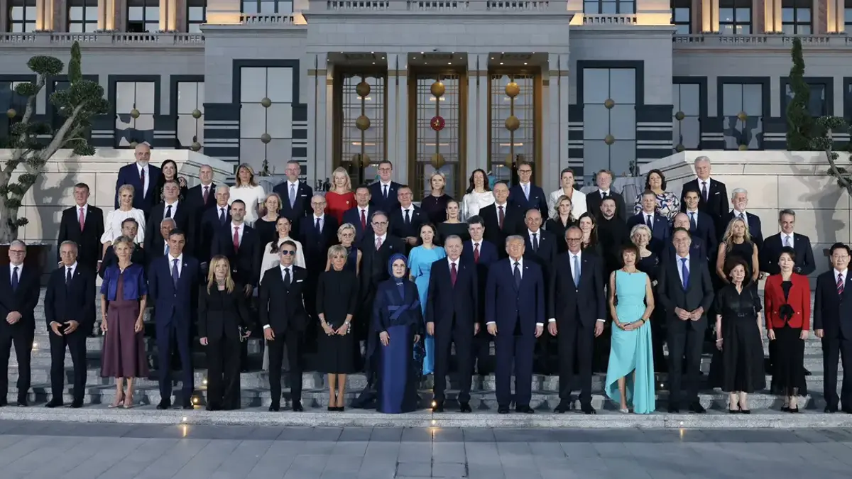 Tarihi kare: NATO liderleri Külliye'de aile fotoğrafında buluştu