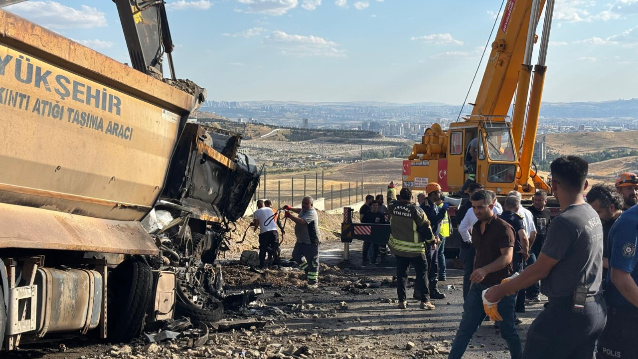 Ankara'da yol çalışmasında iki kamyon çarpıştı