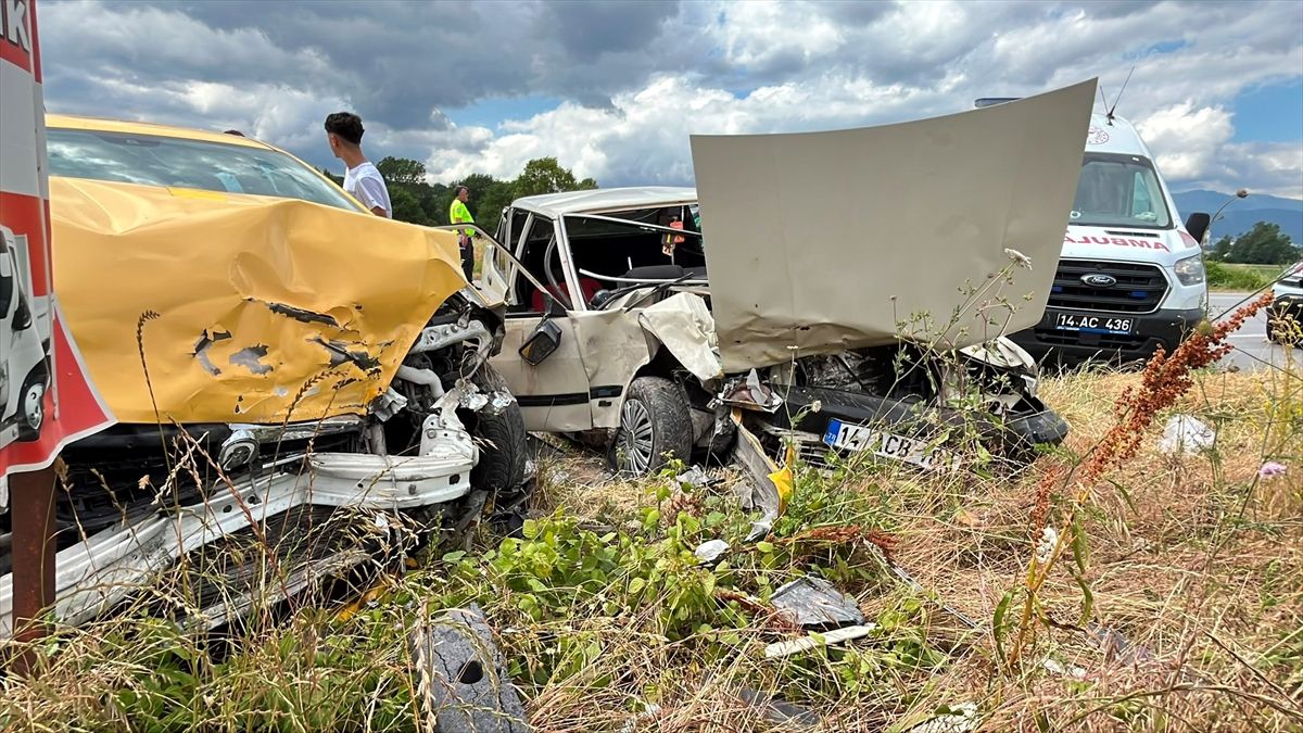 Bolu'da taksi ile otomobilin çarpıştığı kazada 5 kişi yaralandı