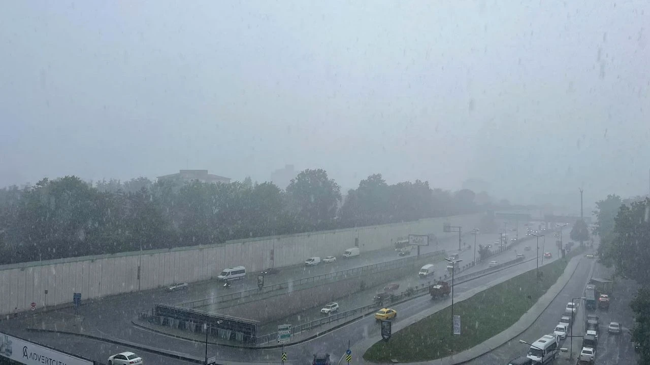 İstanbul'da kuvvetli sağanak etkili oluyor! Cadde ve sokaklar göle döndü