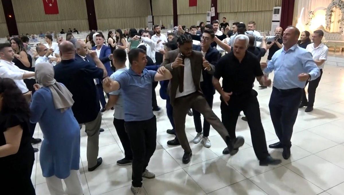 Fildişi Sahilli gençler düğününde halay ve yöresel oyunlarla ilgi odağı oldu