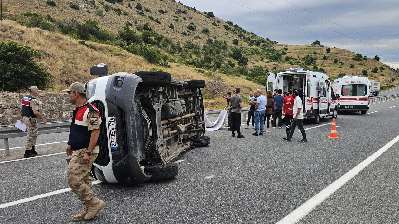 Erzincan'da minibüs devrildi: 16 yaralı