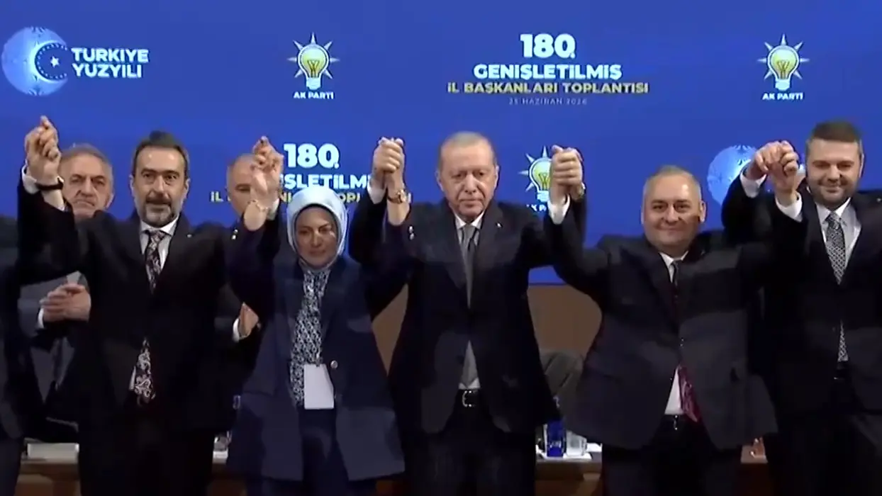 1 il, 2 ilçe belediye başkanı AK Parti'ye katıldı! Rozetlerini Cumhurbaşkanı Erdoğan taktı