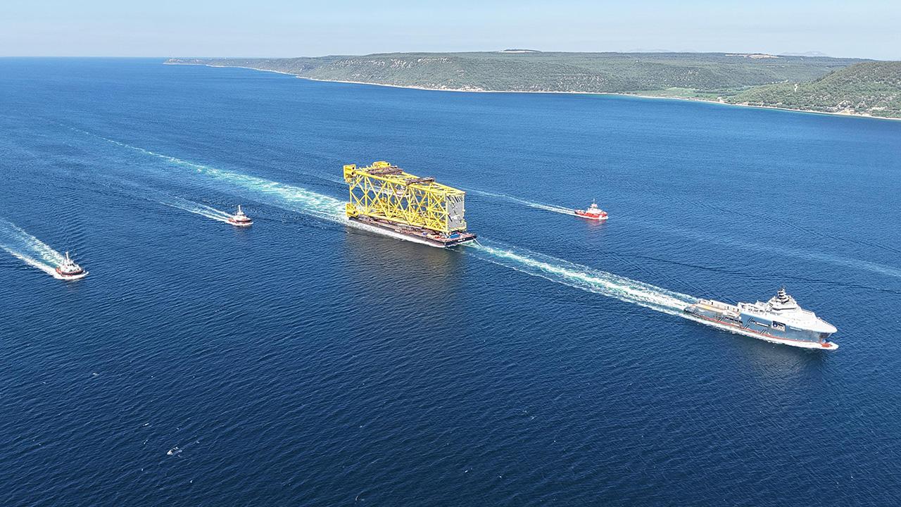 Çanakkale Boğazı'ndan 350 metrelik dev geçiş