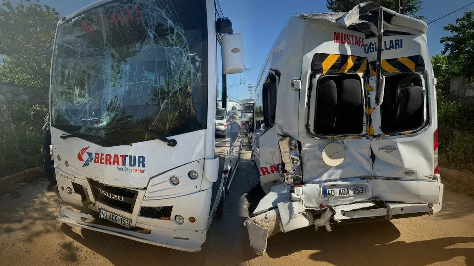 Kırşehir'de aynı fabrikaya giden işçi servisleri çarpıştı: Kazada tam 20 kişi yaralandı | Asayiş Haberleri